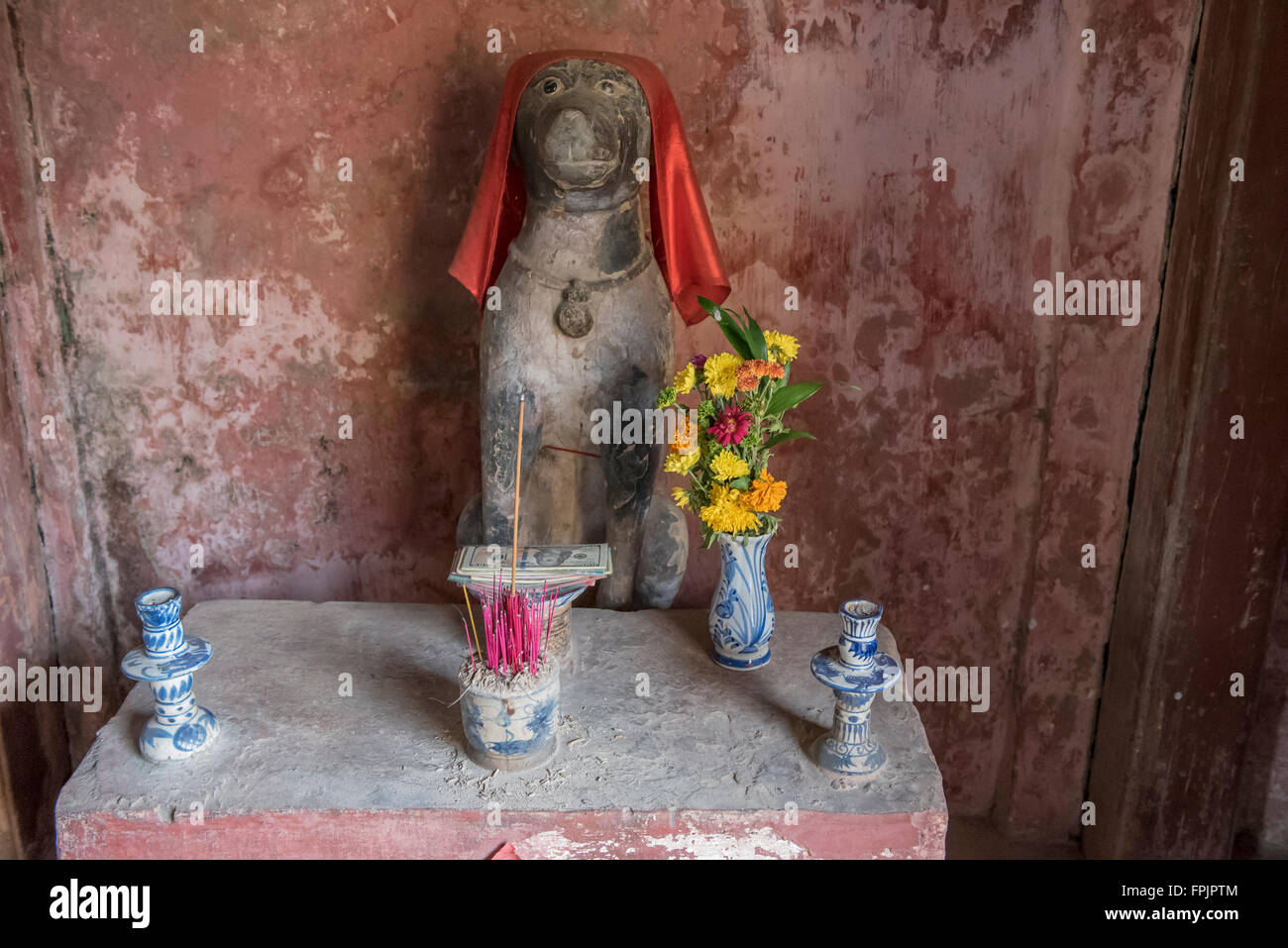 Hoi An,Vietnam santuario al sacro cane in corrispondenza di una estremità del ponte coperto giapponese, essendo questo anno il ponte è stato avviato Foto Stock