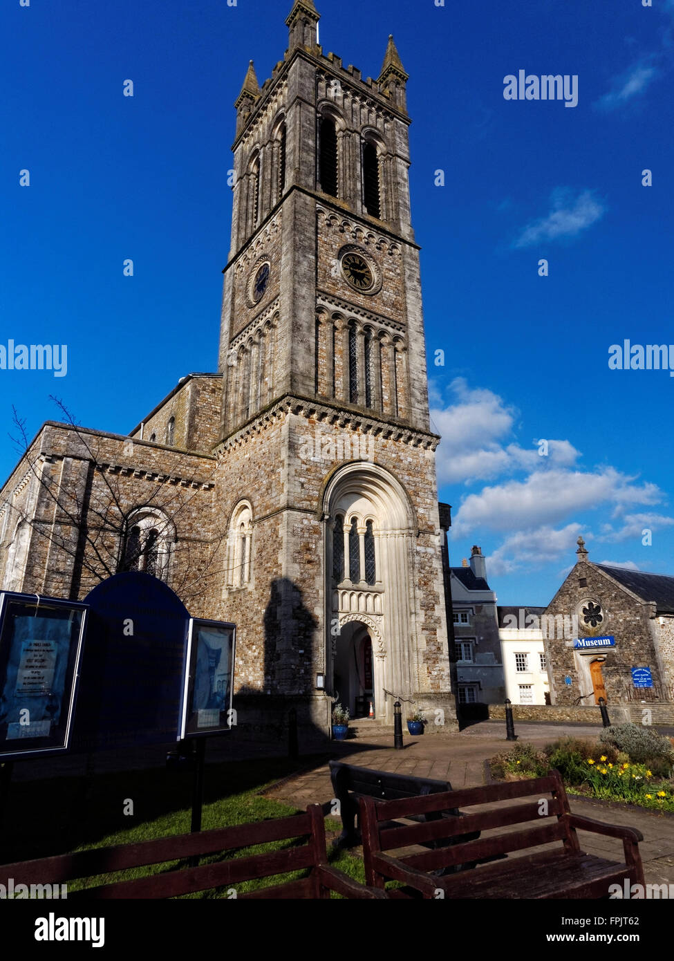 La chiesa di St Paul domina la High Street di Honiton, Devon, Regno Unito Foto Stock