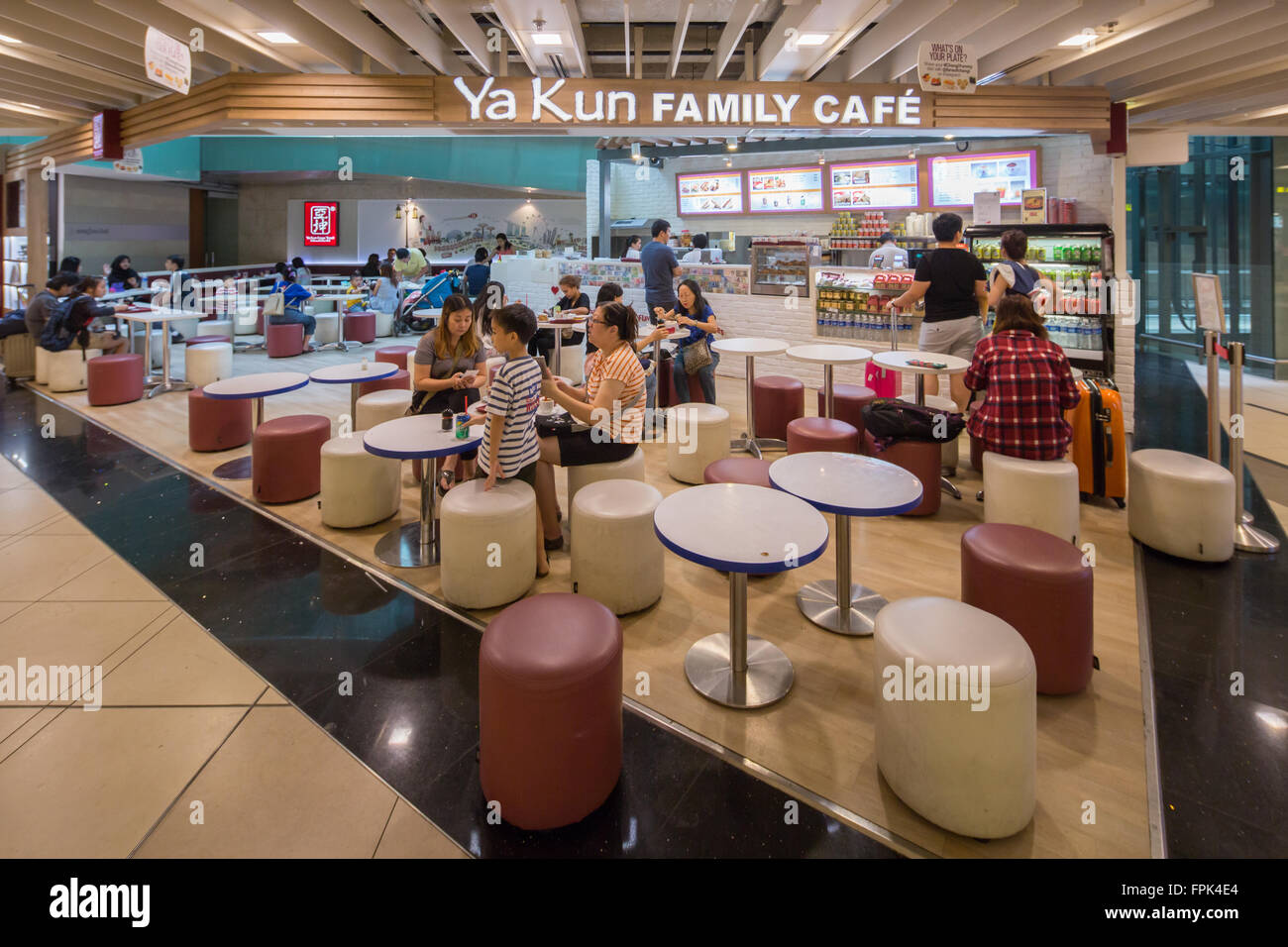 Il caffè per famiglie Ya Kun, famoso per il pane tostato, si trova nel seminterrato del Terminal 3 dell'aeroporto di Changi. Singapore. Foto Stock