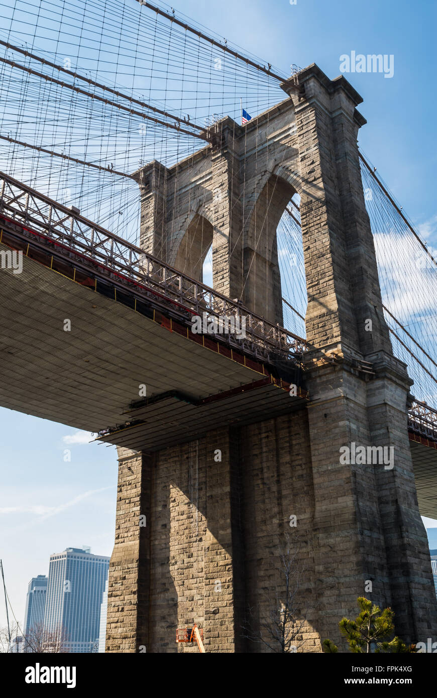 Guardando verso la torre del ponte di Brooklyn in Dumbo, New York. Foto Stock