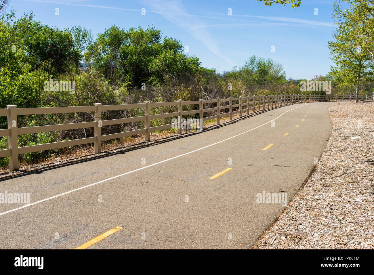 Asfalto in bicicletta e a piedi accanto al percorso natura zona di Santa Clarita in California. Foto Stock