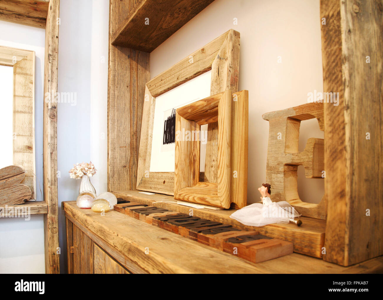 Cornici nel ripiano, decorazione rustica accessori residenziale, legno,  artigianato Foto stock - Alamy