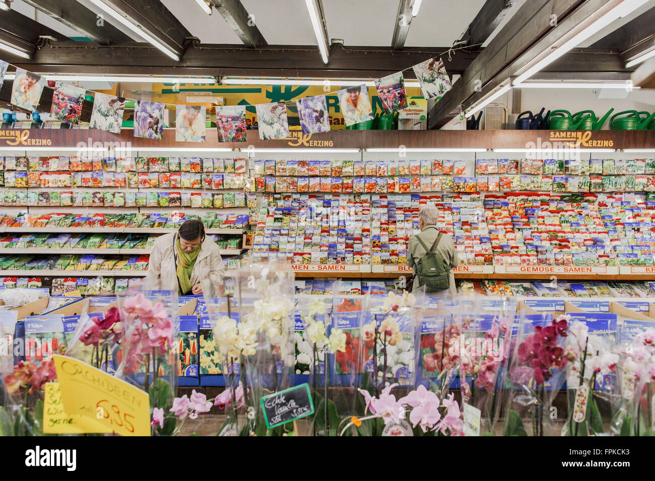 L'Europa, Germania, Assia, Francoforte, Kleinmarkthalle, donne guardando l offerta di un seme e un negozio di fiori Foto Stock