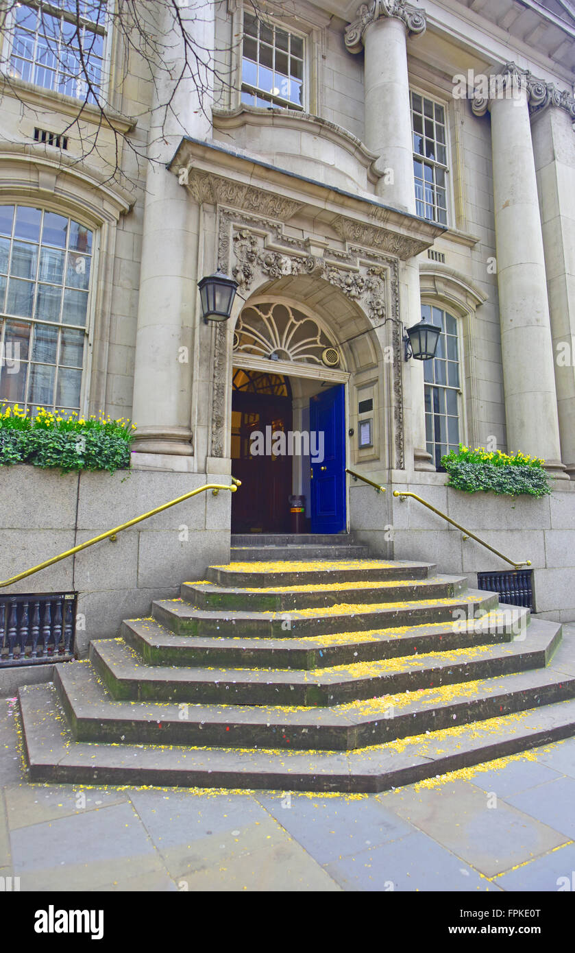 London Borough di Kensington e Chelsea Town Hall ingresso dopo il matrimonio con coriandoli sui gradini. Foto Stock