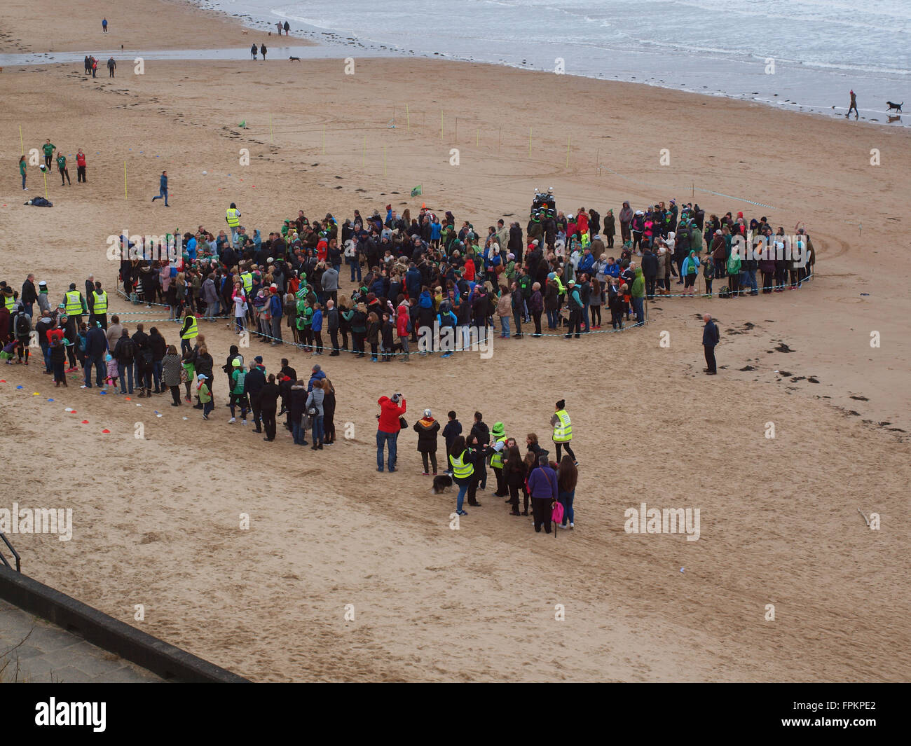 Newcastle Upon Tyne, Regno Unito. Xix Marzo 2016, uk News. Un tentativo di Guinness in mondi più grande shamrock umano è stato fatto oggi al verde di Tynemouth giorno evento di beneficenza che non è riuscito. Credito: James Walsh Alamy/Live News Foto Stock