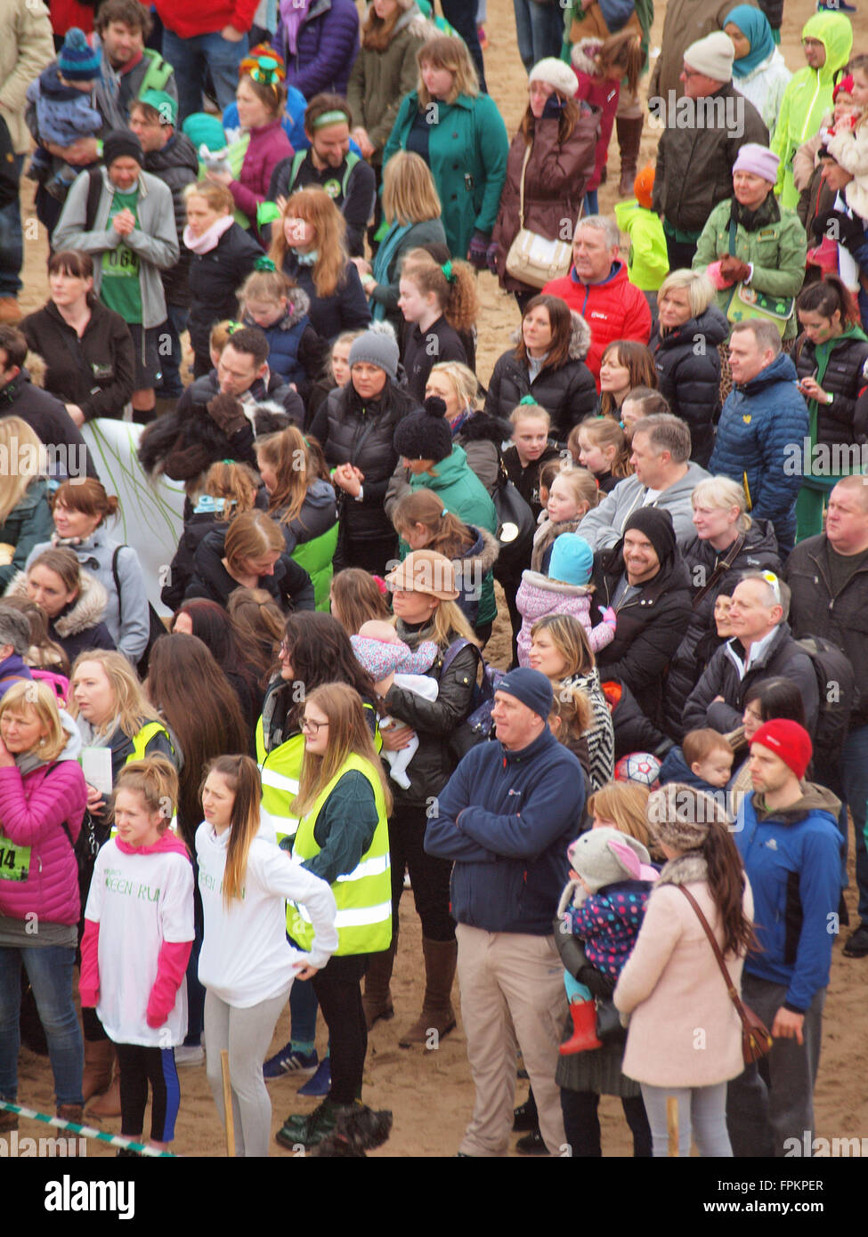 Newcastle Upon Tyne, Regno Unito. Xix Marzo 2016, Uk News. Un tentativo di Guinness in mondi più grande shamrock umano è stato fatto oggi al verde di Tynemouth giorno evento di beneficenza che non è riuscito. Credito: James Walsh Alamy/Live News Foto Stock
