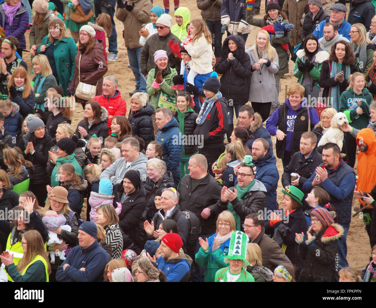 Newcastle Upon Tyne, Regno Unito. Xix Marzo 2016, Uk News. Un tentativo di Guinness in mondi più grande shamrock umano è stato fatto oggi al verde di Tynemouth giorno evento di beneficenza che non è riuscito. Credito: James Walsh Alamy/Live News Foto Stock