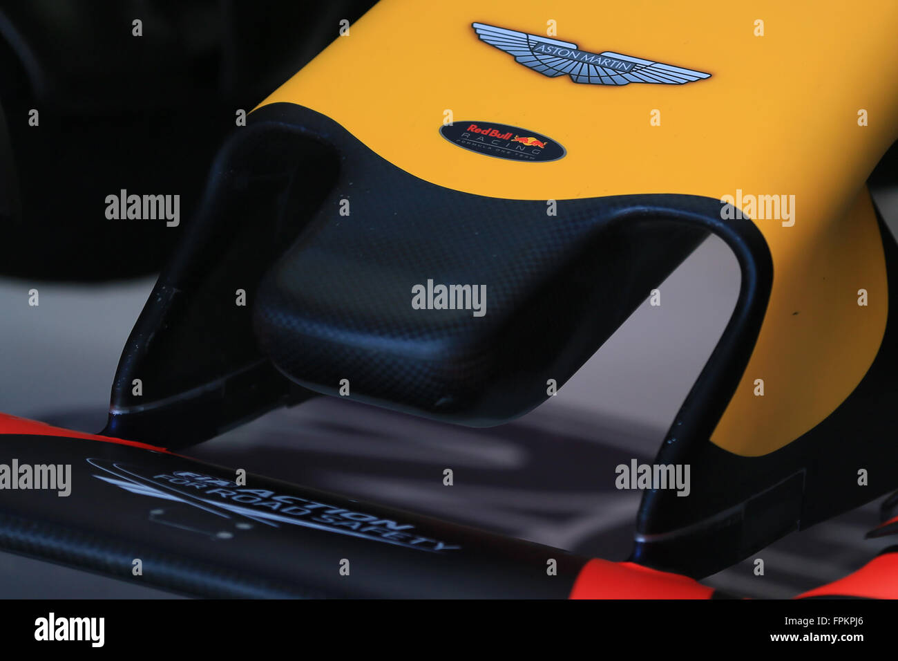 Melbourne Grand Prix Circuit, Albert Park di Melbourne, Australia. Xviii Mar, 2016. La F1 Australian Grand Prix. Qualifica del sabato. Red Bull e Aston Martin logo sulle vetture di credito: Azione Sport Plus/Alamy Live News Foto Stock