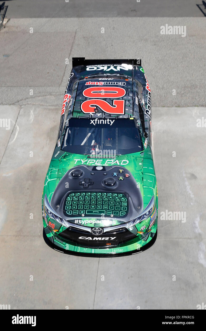 Fontana, CA, Stati Uniti d'America. Xviii Mar, 2016. Fontana, CA - Mar 18, 2016: Erik Jones (20) Le pratiche di TREATMYCLOT.com 300 presso l'Auto Club Speedway di Fontana, CA. Credito: csm/Alamy Live News Foto Stock