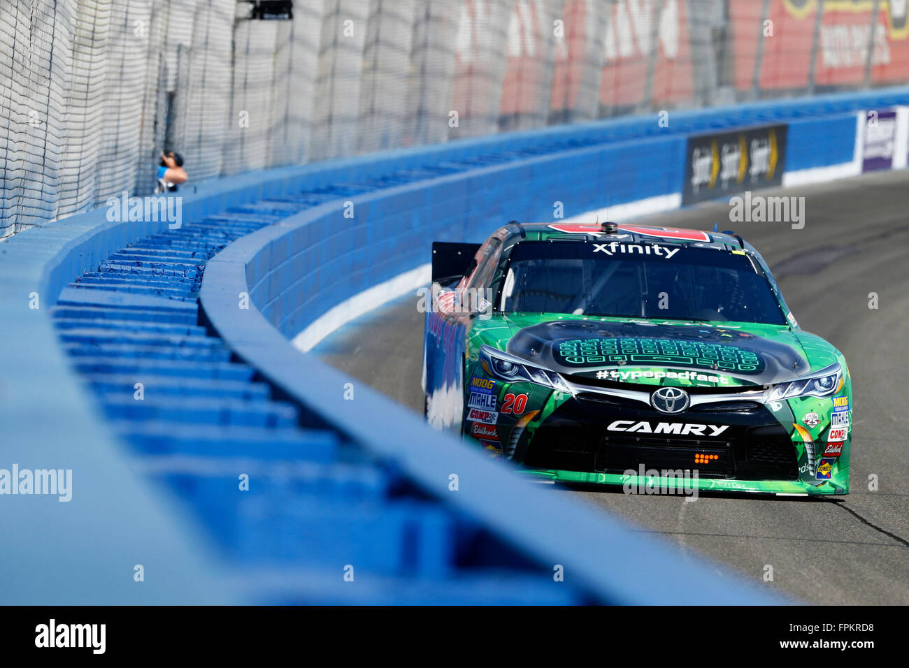 Fontana, CA, Stati Uniti d'America. Xviii Mar, 2016. Fontana, CA - Mar 18, 2016: Erik Jones (20) Le pratiche di TREATMYCLOT.com 300 presso l'Auto Club Speedway di Fontana, CA. Credito: csm/Alamy Live News Foto Stock