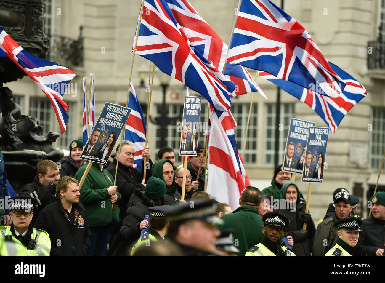 Londra, Regno Unito. Xix marzo, 2016. Stand Up al razzismo manifestazione nazionale Londra XIX Marzo 216. Migliaia marzo attraverso il centro di Londra per alzarsi in piedi contro il razzismo. La Gran Bretagna primi soci hanno tenuto la loro propria dimostrazione presso la statua di Eros in Picadilly. I due gruppi di tifosi sono stati separati da una linea di polizia. Credito: Alan West/Alamy Live News Foto Stock