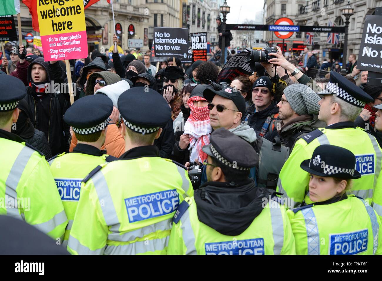 Londra, Regno Unito. 19 marzo 2016. La polizia tenendo il cordone tra anti-fascisti e Gran Bretagna prima. Credito: Marc Ward/Alamy Live News Foto Stock