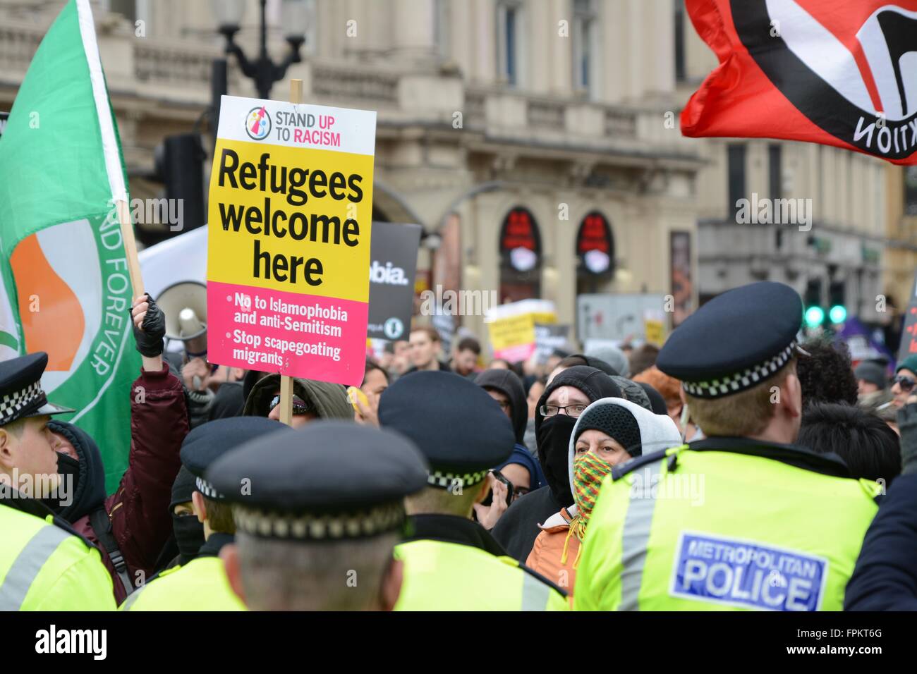 Londra, Regno Unito. 19 marzo 2016. Targhetta è tenuto aloft come anti-fascisti e Gran Bretagna prime facce off. Credito: Marc Ward/Alamy Live News Foto Stock