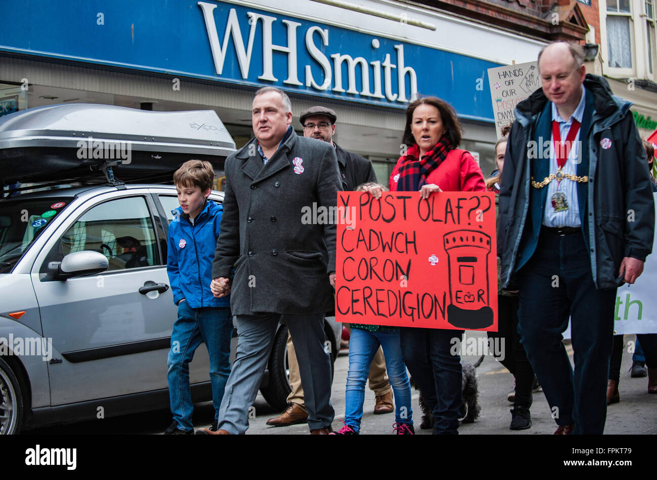 Aberystwyth, Ceredigion, West Wales, XIX Marzo 2016 MARK WILLIAMS MP per Ceredigion unisce ELIZABETH EVANS il Lib Dem candidato per la Welsh Assembly su un politico, partito trasversale manifestazione contro il possibile trasferimento o chiusura della città corona Post Office. Credito: Veterano Fotografia/Alamy Live News Foto Stock