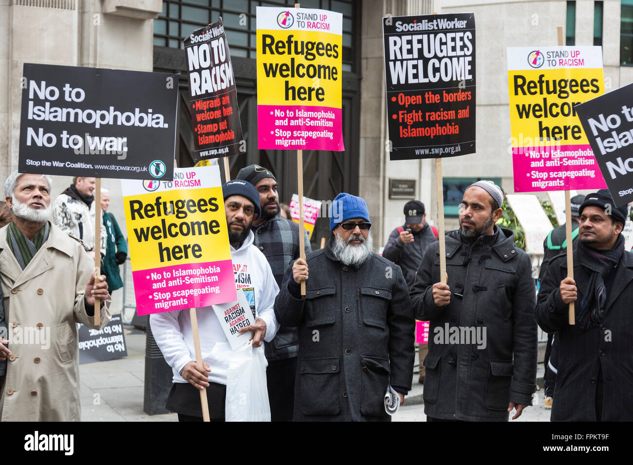 Londra, Regno Unito. Il 19 marzo 2016. Uomini musulmani tenendo su manifesti contro l'islamofobia e razzismo. Migliaia di manifestanti hanno preso la strada per dimostrare solidarietà con i rifugiati e contro il razzismo. Credito: Immagini vibranti/Alamy Live News Foto Stock