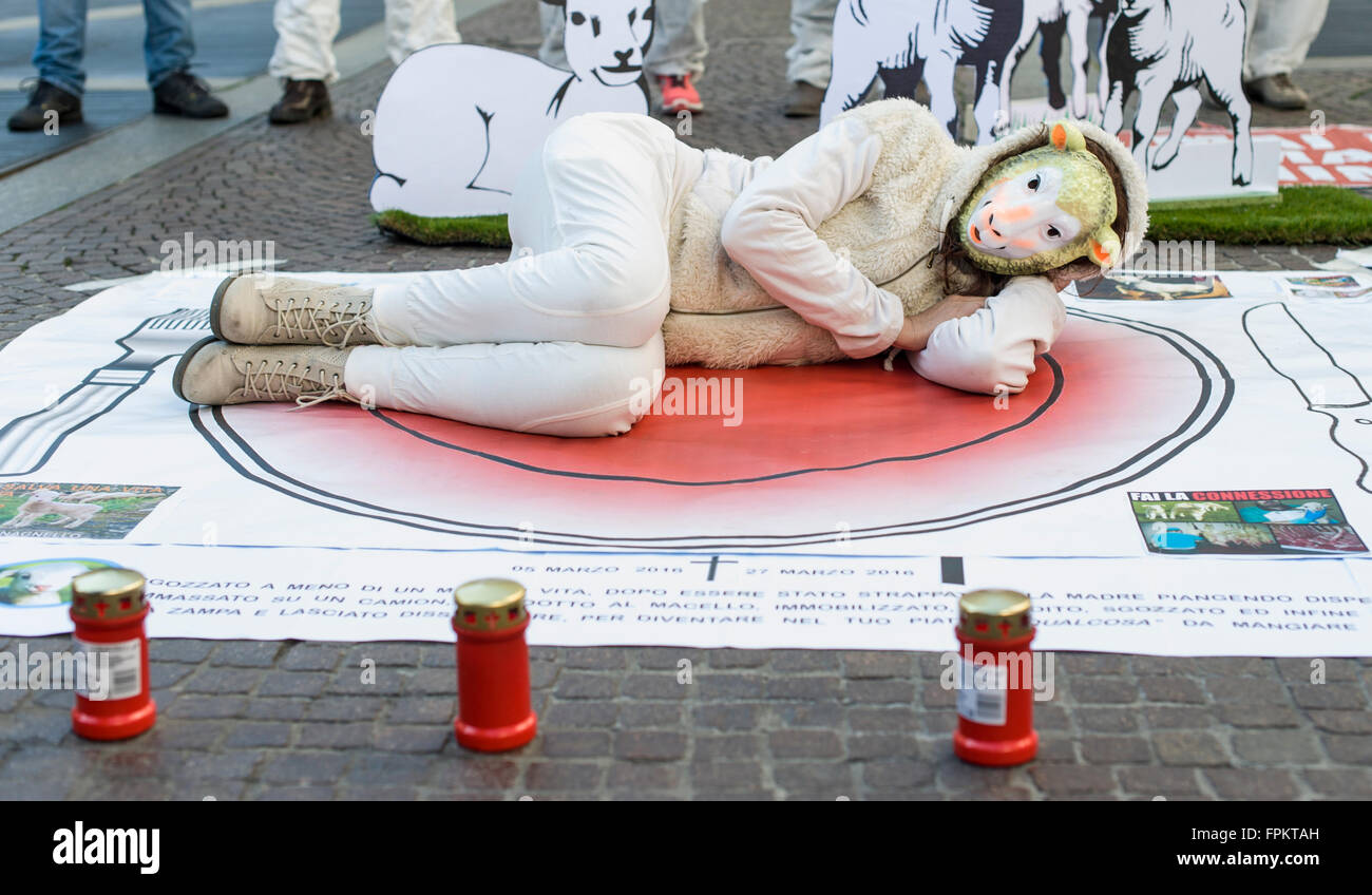 Torino, Italia. 19 MAR 2016: un dimostratore travestito da agnello si trova in basso in un disegno di una lastra durante la fase di dimostrazione per salvare gli agnelli ucciso e mangiato a Pasqua come di consueto Credito: Nicolò Campo/Alamy Live News Foto Stock