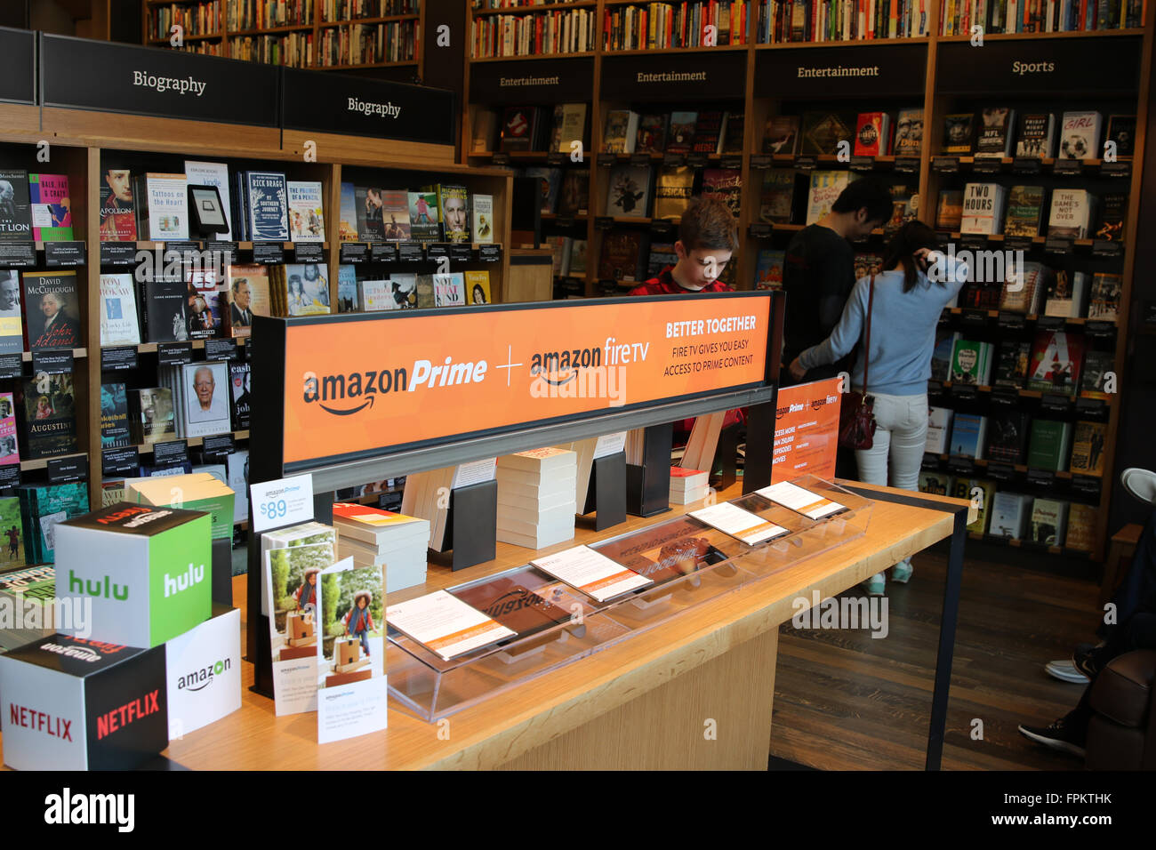 Una libreria da Amazon che offre libri nonché i gadget elettronici,  Seattle, USA, 19 marzo 2016. Foto: Christoph Dernbach/dpa - nessun filo  SERVICE Foto stock - Alamy