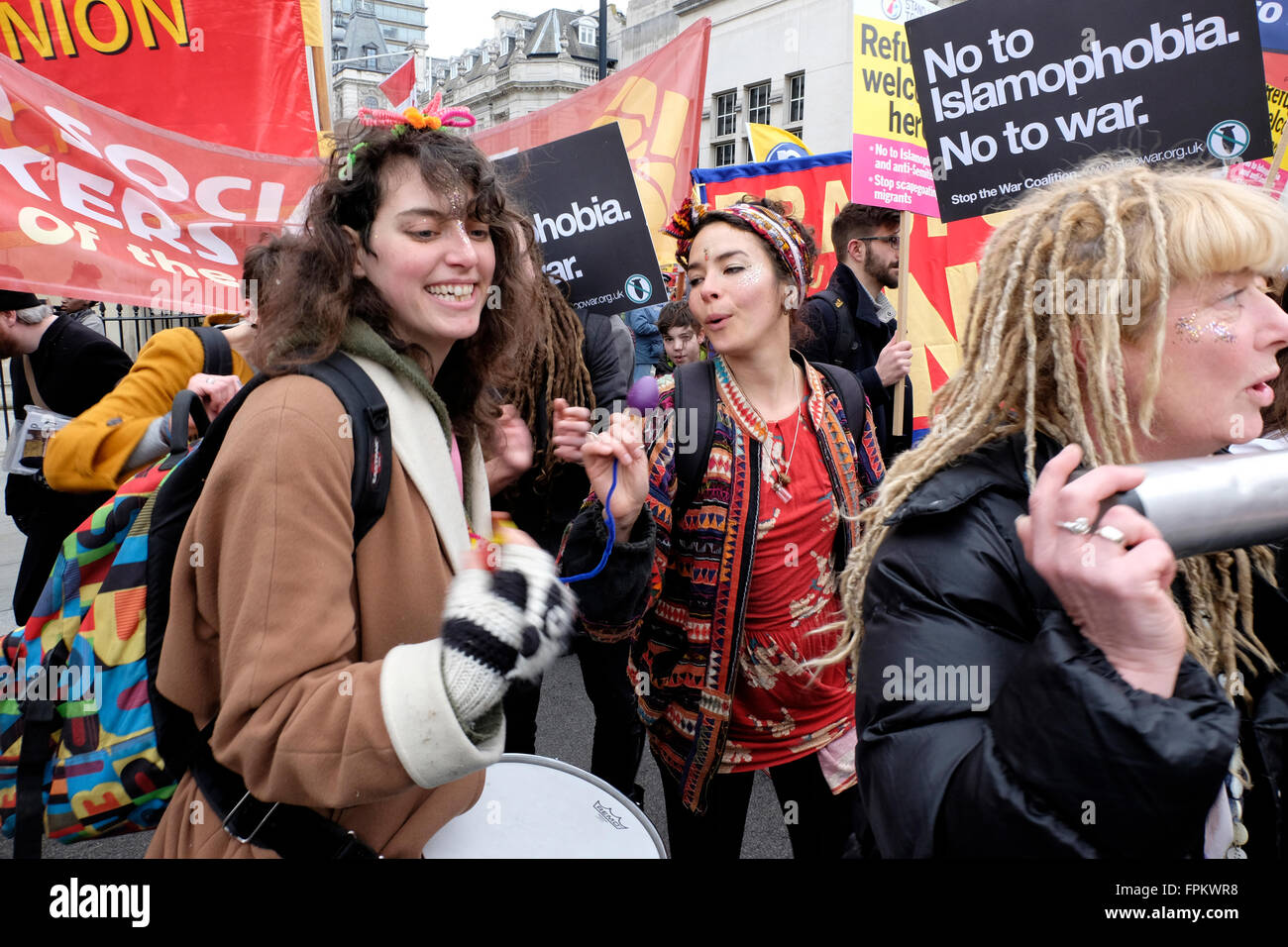 Donne che danzano in una dimostrazione contro il razzismo Foto Stock Donne che danzano in una dimostrazione contro il razzismo Foto Stock