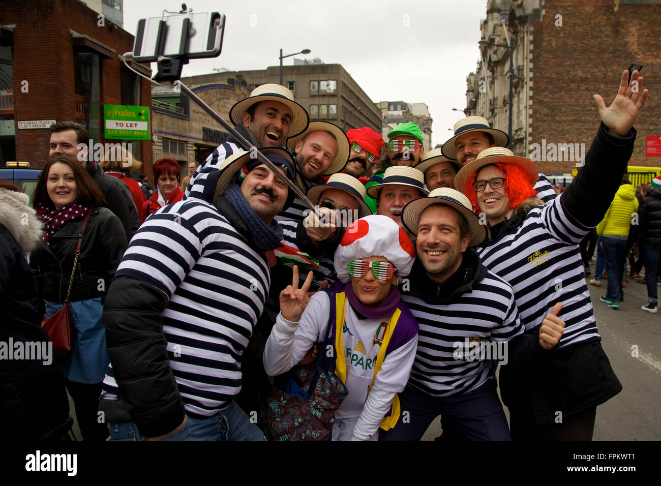 Principato Stadium di Cardiff, Galles, UK. Xix Marzo 2016. Italiano e Welsh appassionati di godere pre match celebrazioni prima del Galles v. Italia Rugby Sei Nazioni Campionato di gioco. Il Galles è andato a vincere il gioco 67-14. Credito: Haydn Denman/Alamy Live News Foto Stock