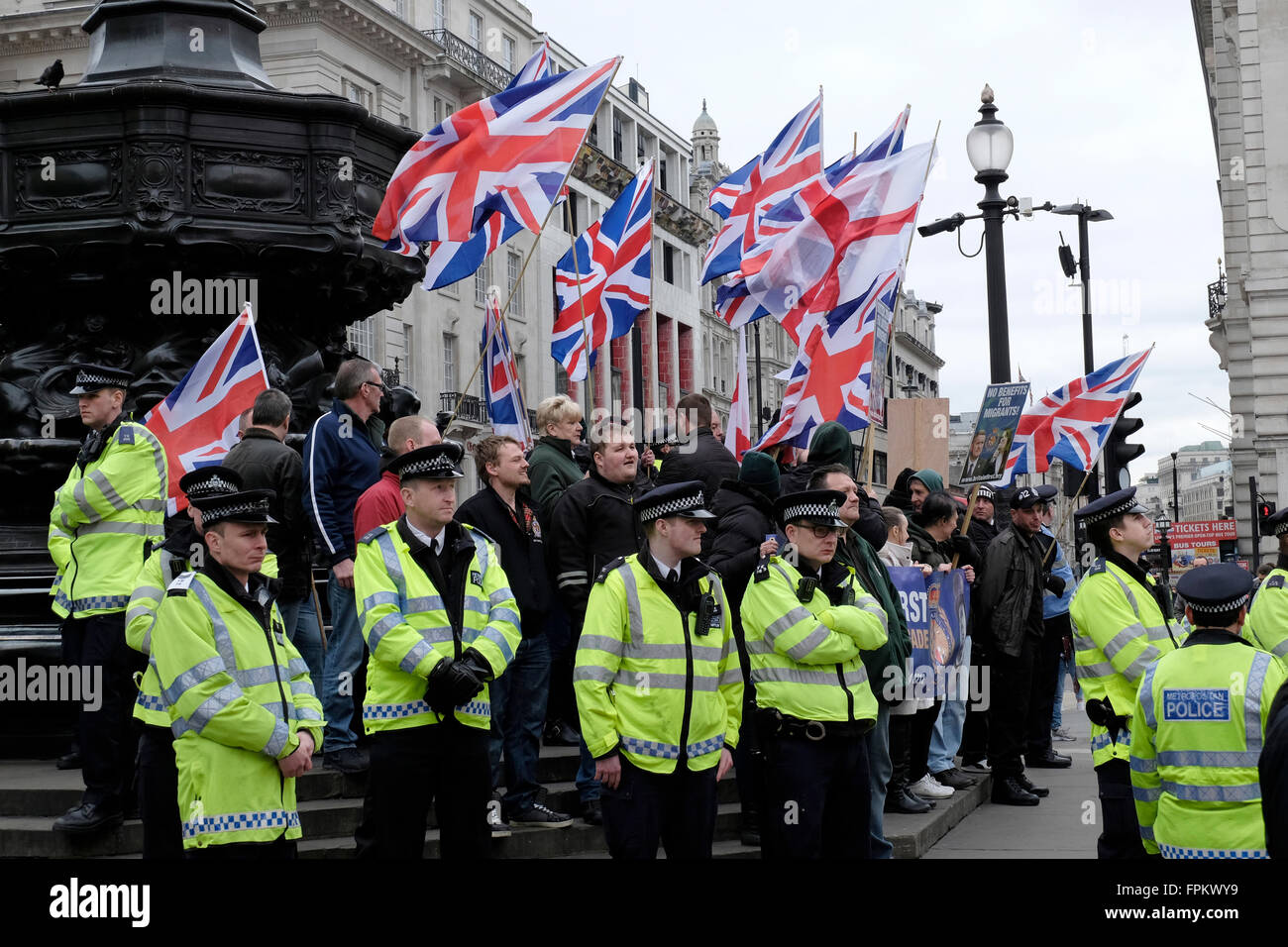 Londra, UK, 19 marzo 2016. Il gruppo di estrema destra la Gran Bretagna prima fase un contatore-dimostrazione. Credito: Yanice Idir / Alamy Live News Foto Stock