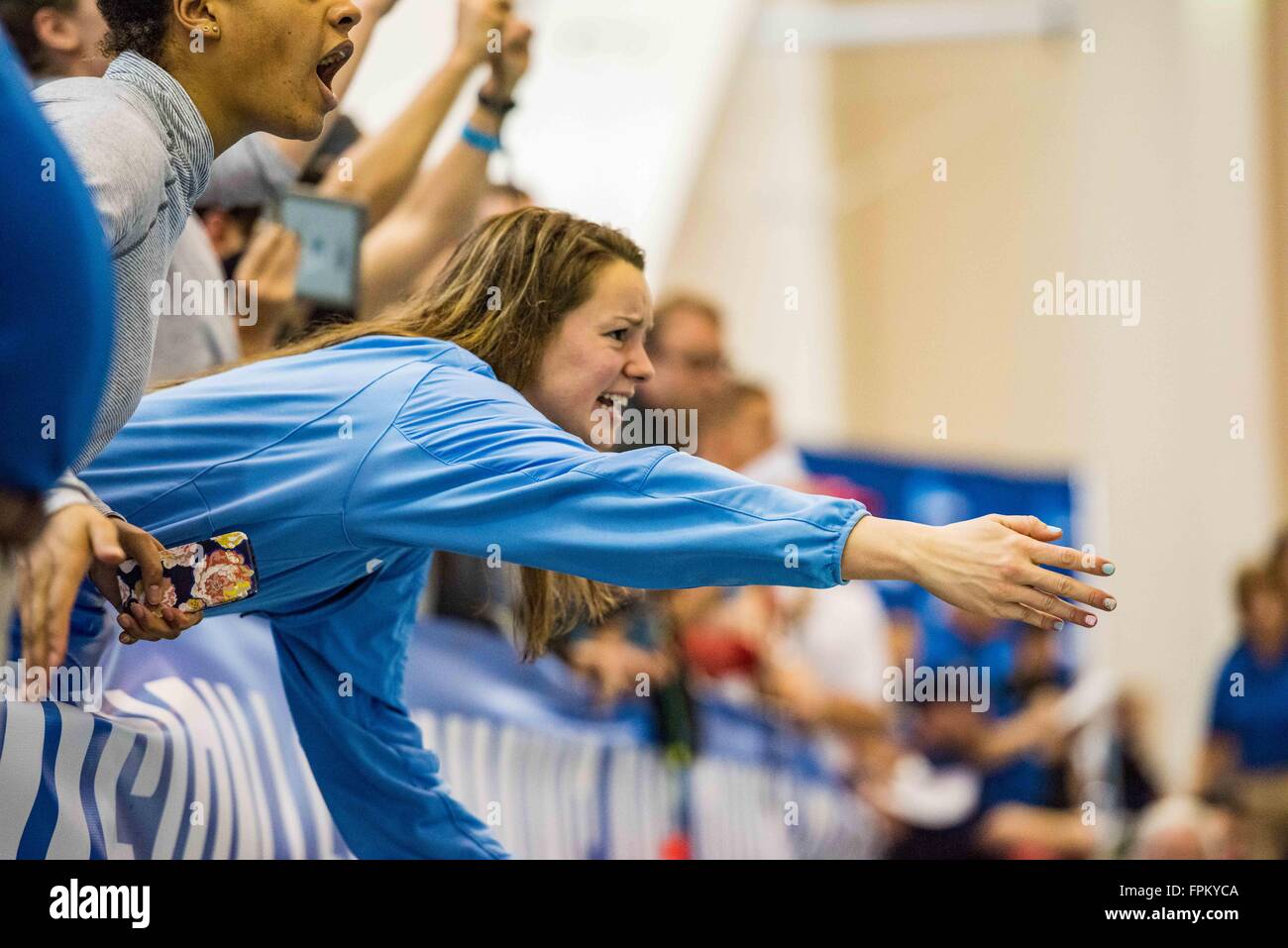 Un percorso UNC sostenitore durante il NCAA donna Nuoto e Immersioni Subacquee campionato sabato 19 marzo, 2016 presso la Georgia Tech Campus Recreation Centre in Atlanta, GA. Giacobbe Kupferman/CSM Foto Stock