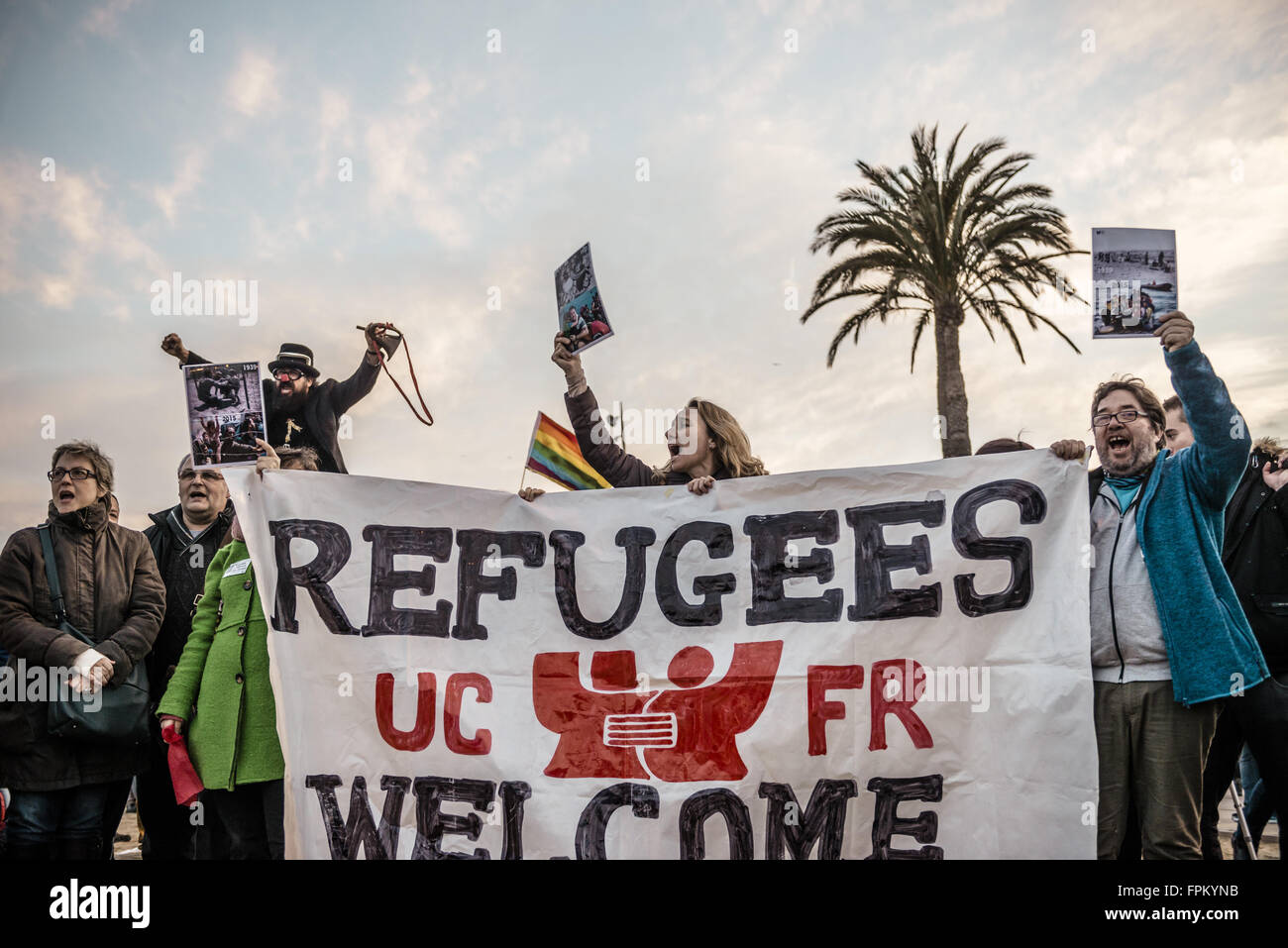 Barcellona, in Catalogna, Spagna. Xix Mar, 2016. Gli attivisti dietro di loro banner gridare slogan presso la spiaggia di Barcellona durante un anti-razzismo protesta © Matthias Oesterle/ZUMA filo/Alamy Live News Foto Stock