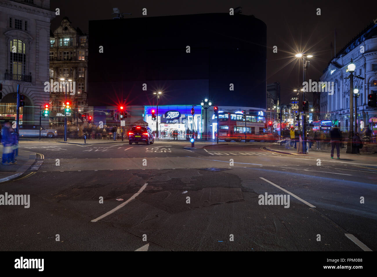 Londra, Regno Unito. Xix Mar, 2016. Questo Sabato, Marzo 19th, a 8:30 PM, per l'Ora della Terra, le luci è andato fuori per 1 ora in alcuni dei più famoso luogo di Londra e Piccadilly Circus e la sua parete di pubblicità. Credito: Remi Salva/Alamy Live News Foto Stock