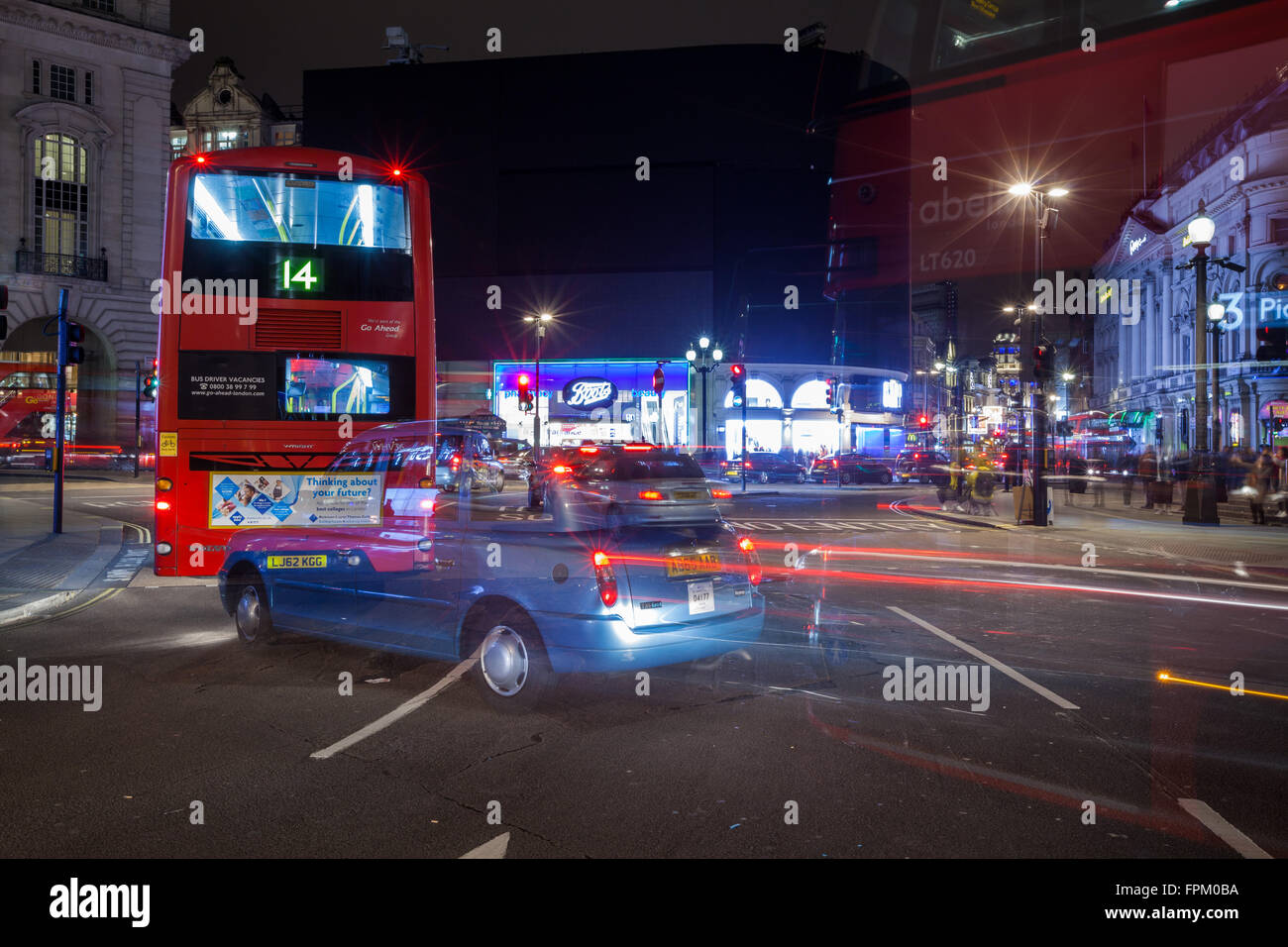 Londra, Regno Unito. Xix Mar, 2016. Questo Sabato, Marzo 19th, a 8:30 PM, per l'Ora della Terra, le luci è andato fuori per 1 ora in alcuni dei più famoso luogo di Londra e Piccadilly Circus e la sua parete di pubblicità. Credito: Remi Salva/Alamy Live News Foto Stock