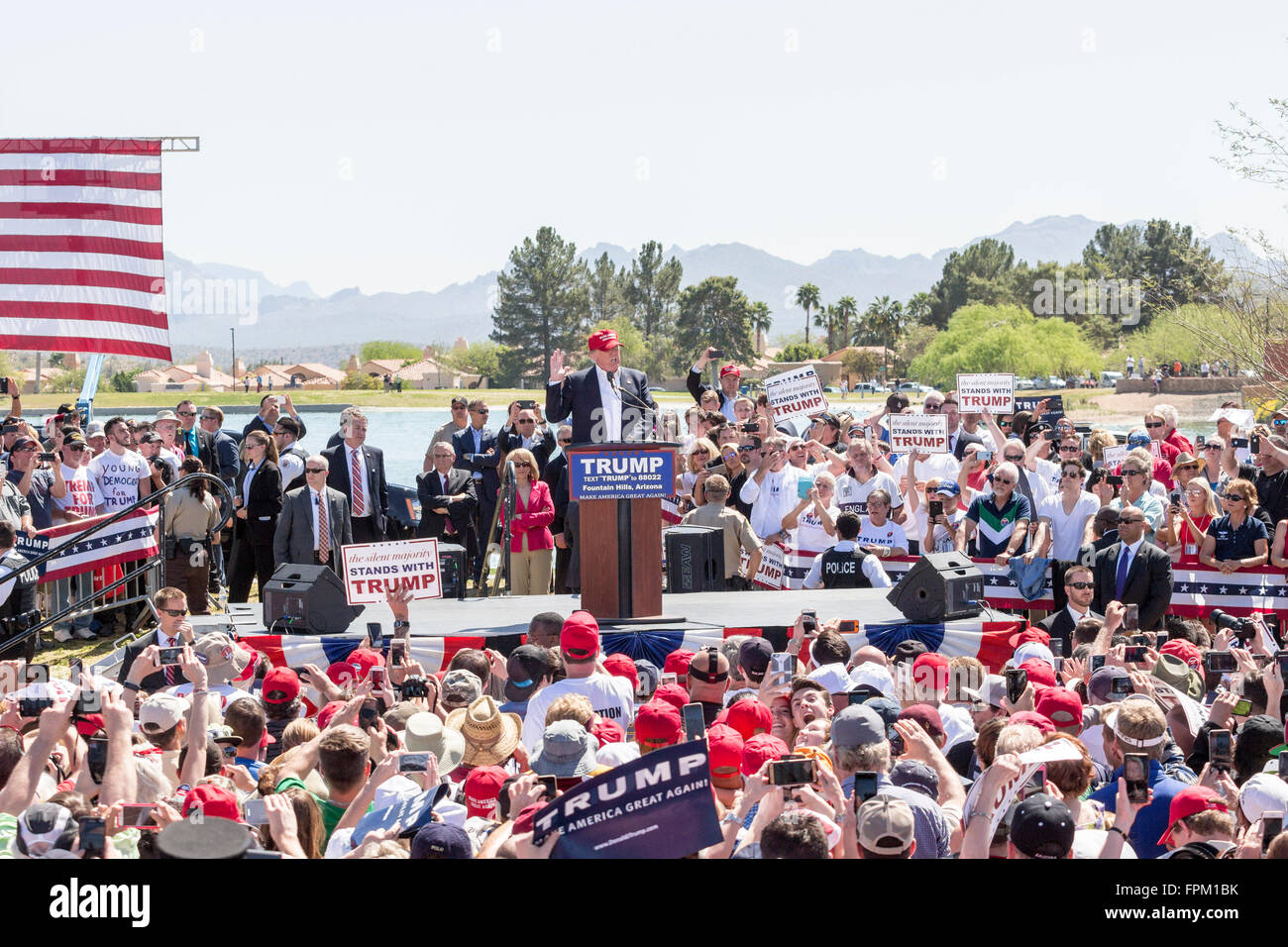 Fountain Hills, Arizona, Stati Uniti. Xix marzo, 2016. Grandi folle e gruppi di manifestanti radunati per un Donald Trump campaign rally presso la Fountain Park. I dimostranti sono stati in grado di bloccare temporaneamente le strade che portano all'evento. Molti sono stati arrestati. Credito: Jennifer Mack/Alamy Live News Foto Stock