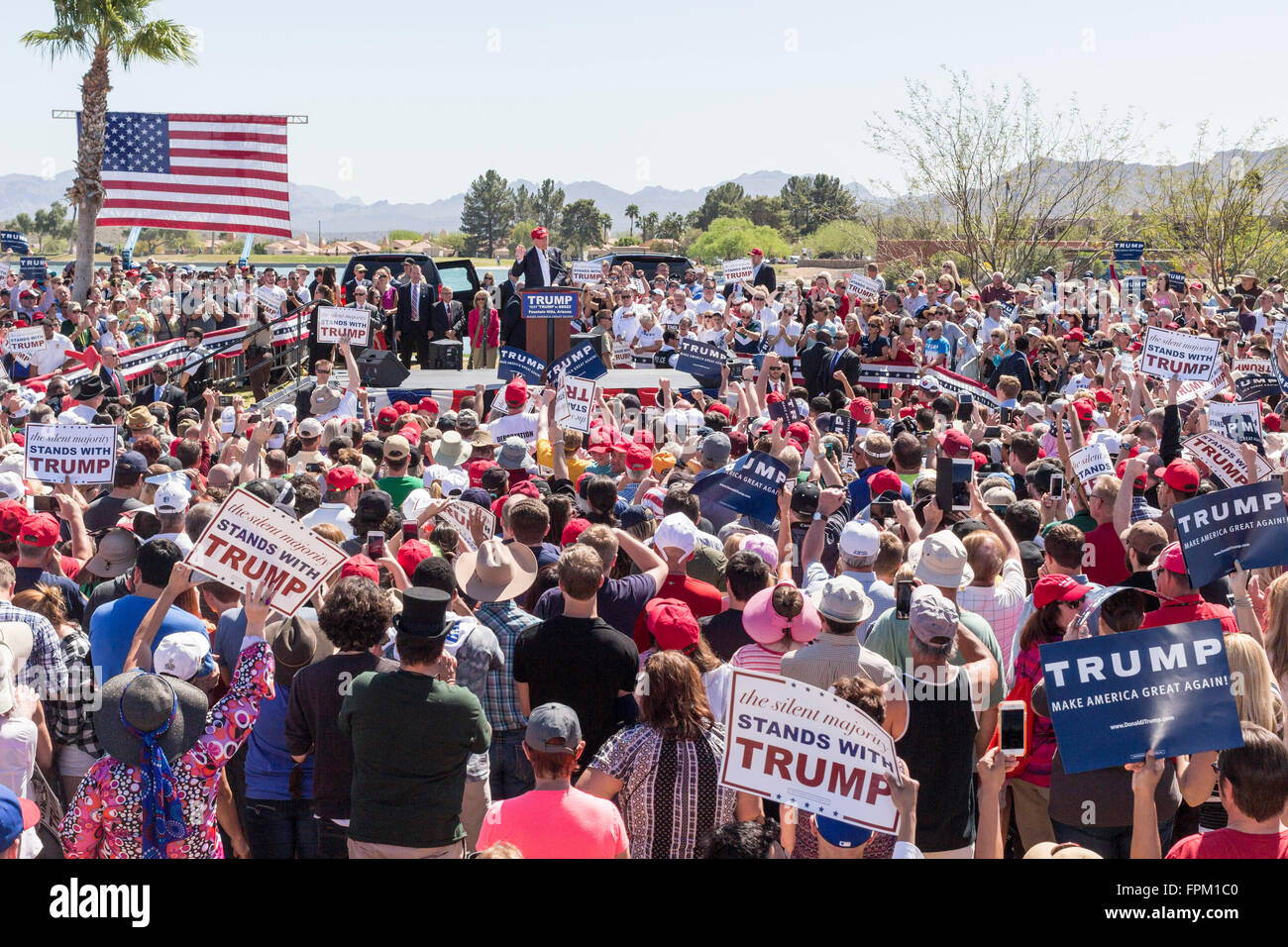 Fountain Hills, Arizona, Stati Uniti. Xix marzo, 2016. Grandi folle e gruppi di manifestanti radunati per un Donald Trump campaign rally presso la Fountain Park. I dimostranti sono stati in grado di bloccare temporaneamente le strade che portano all'evento. Molti sono stati arrestati. Credito: Jennifer Mack/Alamy Live News Foto Stock