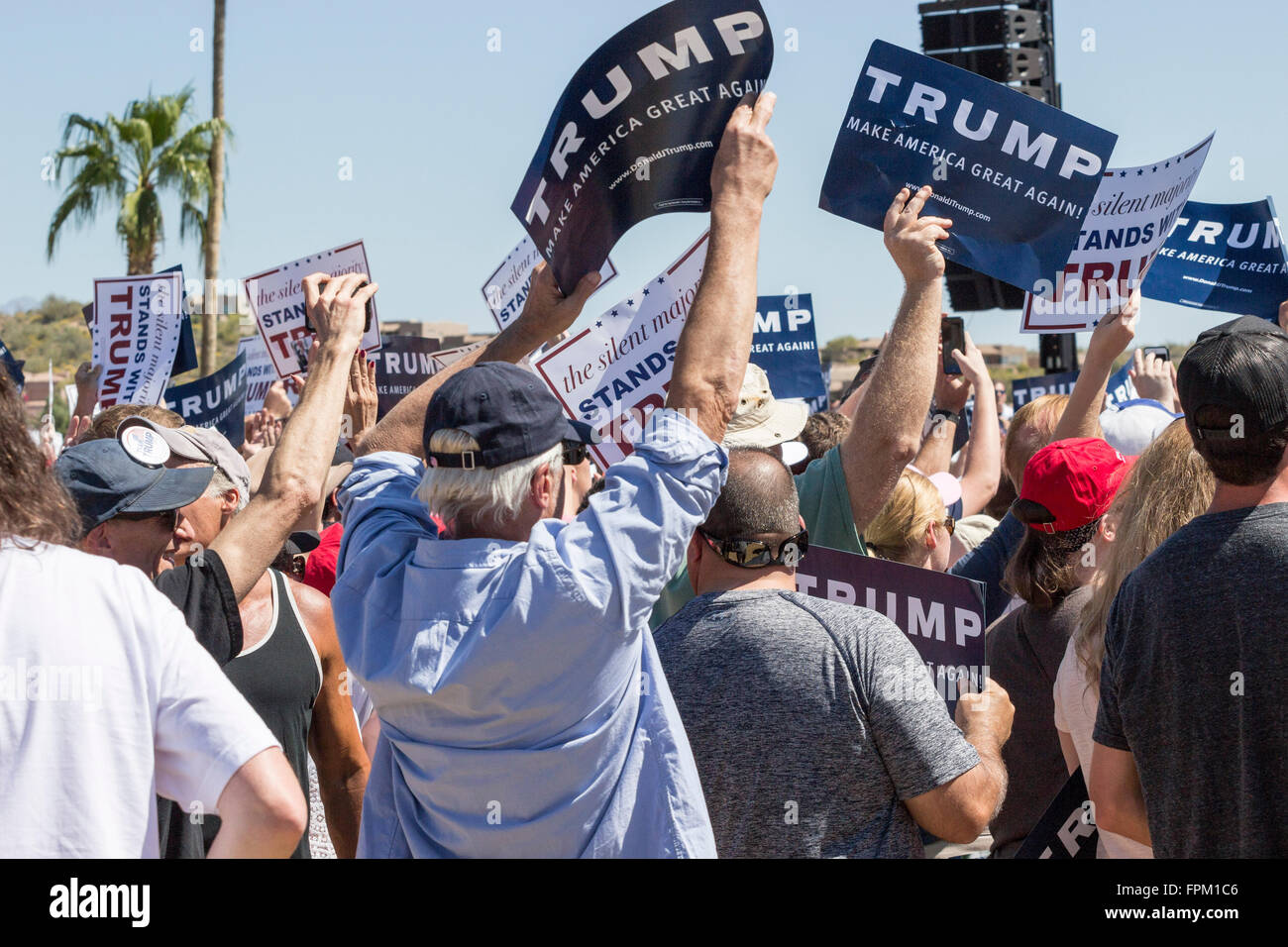 Fountain Hills, Arizona, Stati Uniti. Xix marzo, 2016. Grandi folle e gruppi di manifestanti radunati per un Donald Trump campaign rally presso la Fountain Park. I dimostranti sono stati in grado di bloccare temporaneamente le strade che portano all'evento. Molti sono stati arrestati. Credito: Jennifer Mack/Alamy Live News Foto Stock