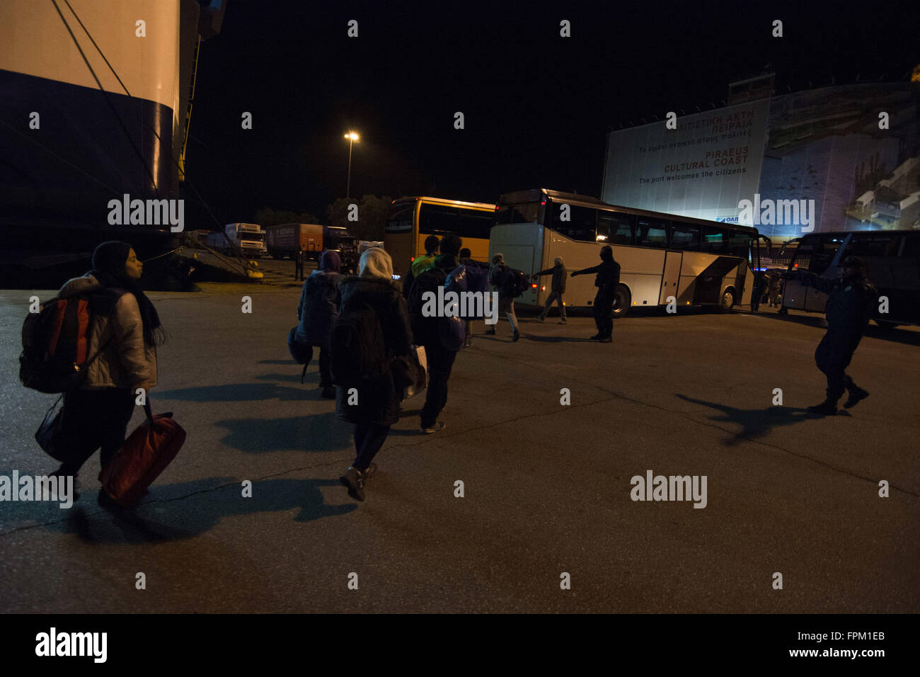 Atene, Grecia. Xix Mar, 2016. I rifugiati giocare a calcio o appendere intorno al porto di Pireo. Circa 4.000 rifugiati hanno trovato rifugio nelle tende al porto. © Nikolas Georgiou/ZUMA filo/Alamy Live News Foto Stock