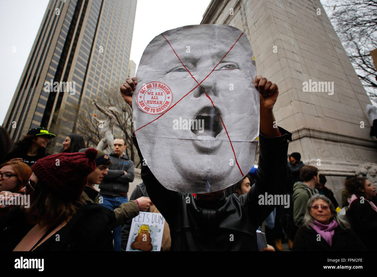 New York, Stati Uniti d'America, 19 marzo 2016: sovradimensionare Trump testa tenuta aloft in Columbus Circle durante il rally di New York contro il repubblicano front runner Donald Trump Credito: Andrew Katz/Alamy Live News Foto Stock