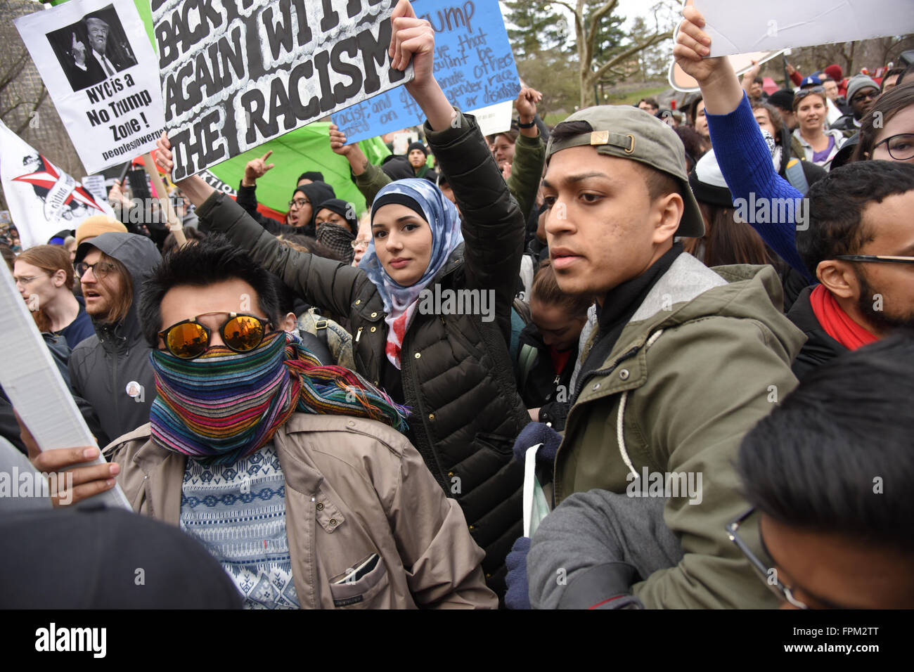 New York, Stati Uniti d'America, 19 marzo 2016: gli attivisti ammucchiare tentando di attraversare 59th Street durante il rally di New York contro il repubblicano front runner Donald Trump Credito: Andrew Katz/Alamy Live News Foto Stock