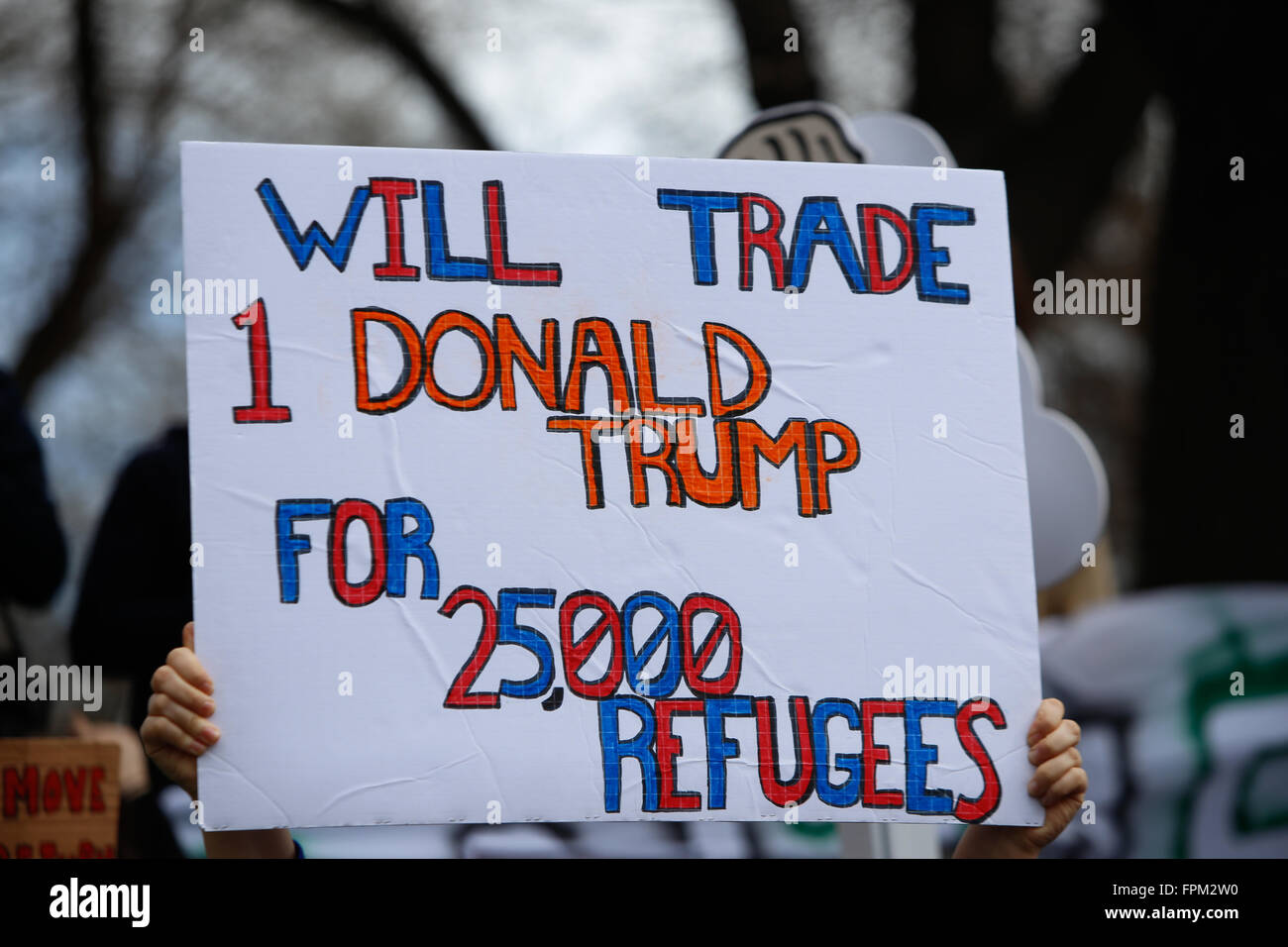 New York, Stati Uniti d'America, 19 marzo 2016: Trump vs rifugiati sign in Columbus Circle durante il rally di New York contro il repubblicano front runner Donald Trump Credito: Andrew Katz/Alamy Live News Foto Stock