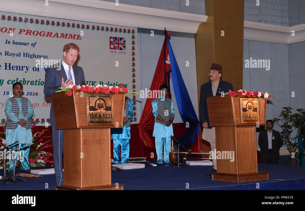 Kathmandu, Nepal. Xix Mar, 2016. La British Royal Prince Harry (FRONT L) risolve un ricevimento di benvenuto organizzato dal Nepal, Vice Primo Ministro e Ministro degli affari esteri Kamal Thapa anteriore (R) a Kathmandu, Nepal, Marzo 19, 2016. La British Royal Prince Harry è arrivato in Nepal il sabato a mezzogiorno per un periodo di cinque giorni di visita ufficiale. © DOI/Xinhua/Alamy Live News Foto Stock