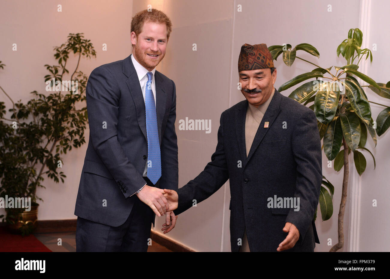 Kathmandu, Nepal. Xix Mar, 2016. La British Royal Prince Harry (L) stringe la mano con il Vice Primo Ministro e Ministro degli affari esteri Kamal Thapa nel corso di una riunione formale in Kathmandu, Nepal, Marzo 19, 2016. La British Royal Prince Harry è arrivato in Nepal il sabato a mezzogiorno per un periodo di cinque giorni di visita ufficiale. © DOI/Xinhua/Alamy Live News Foto Stock