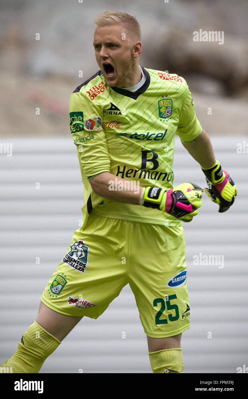 Città del Messico. Xix Mar, 2016. Leon's portiere William Yarbrough celebra un cliente durante la partita del giorno 11 di 2016 Torneo di chiusura del campionato MX contro l'America a Stadio Azteca di Città del Messico, capitale del Messico, il 19 marzo 2016. © Alejandro Ayala/Xinhua/Alamy Live News Foto Stock