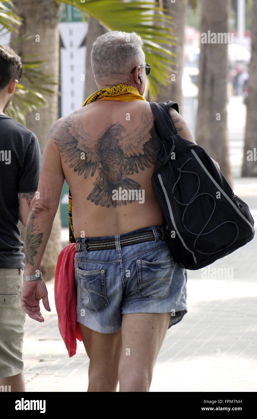 Un singolo tatuato maschio passeggiate pedonali lungo la strada della spiaggia di Pattaya Thailandia Foto Stock