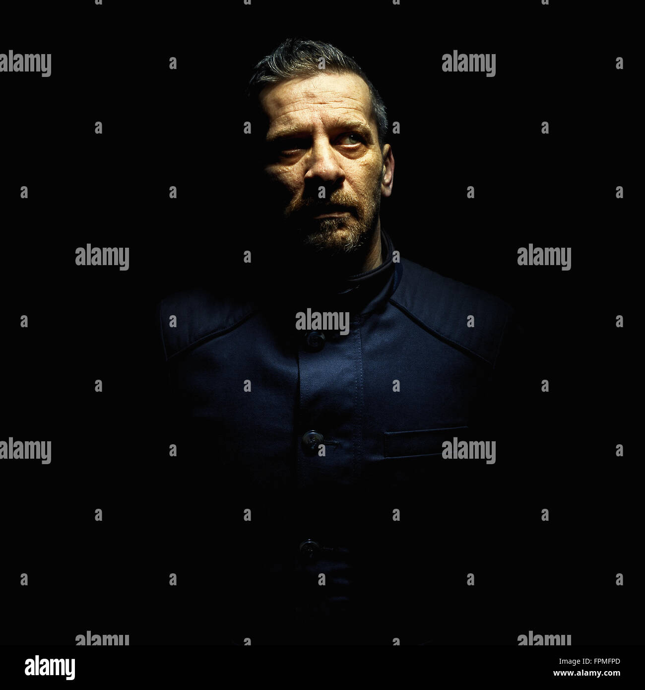 Ritratto di un medioevo l'uomo, che indossa una giacca qualcosa di simile a forze di polizia o militari di design. Foto Stock