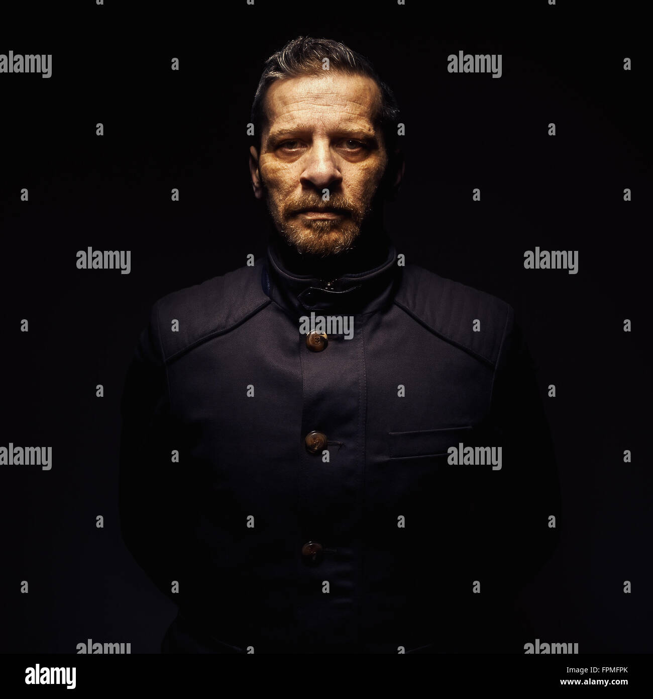 Ritratto di un medioevo l'uomo, che indossa una giacca qualcosa di simile a forze di polizia o militari di design. Foto Stock