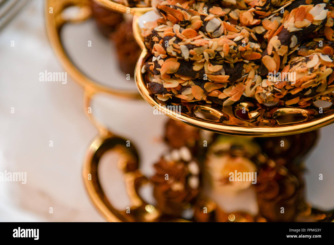Torte al cioccolato con molti semi e noci in una piastra posto Foto Stock
