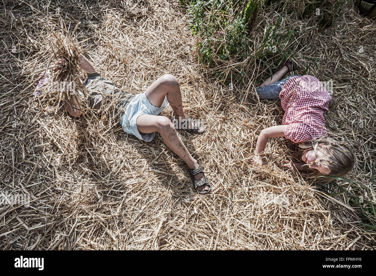 2 bambini che giace nella paglia Foto Stock
