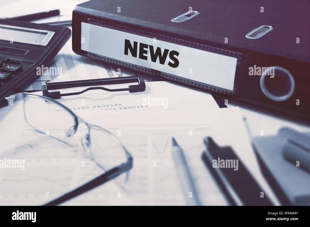 Cartella di Office con iscrizione News. Foto Stock