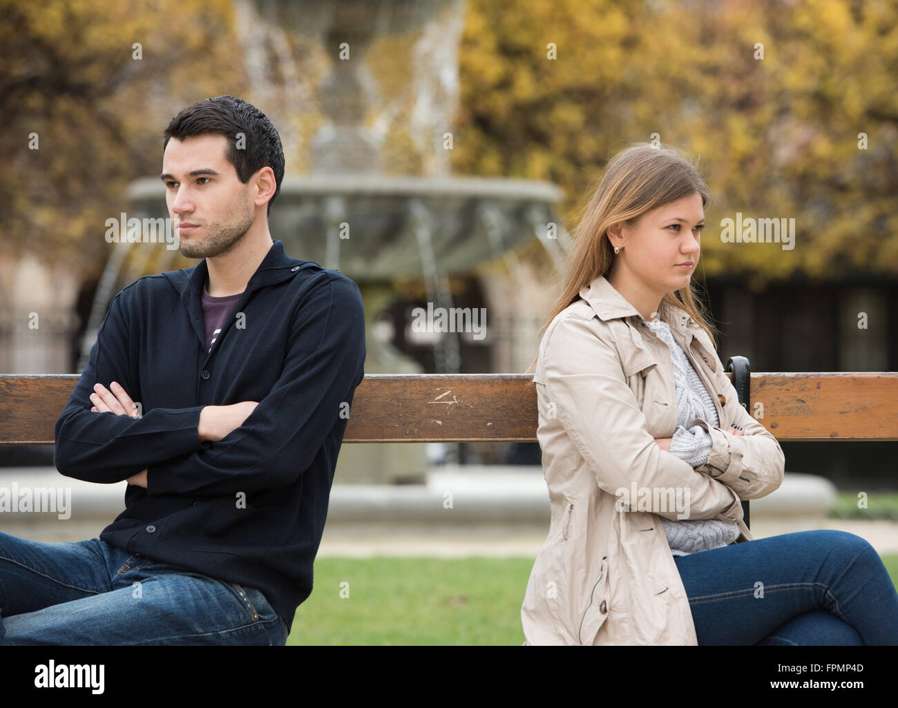 Coppia giovane avente amore lotta sul banco in park a Parigi, Francia Foto Stock