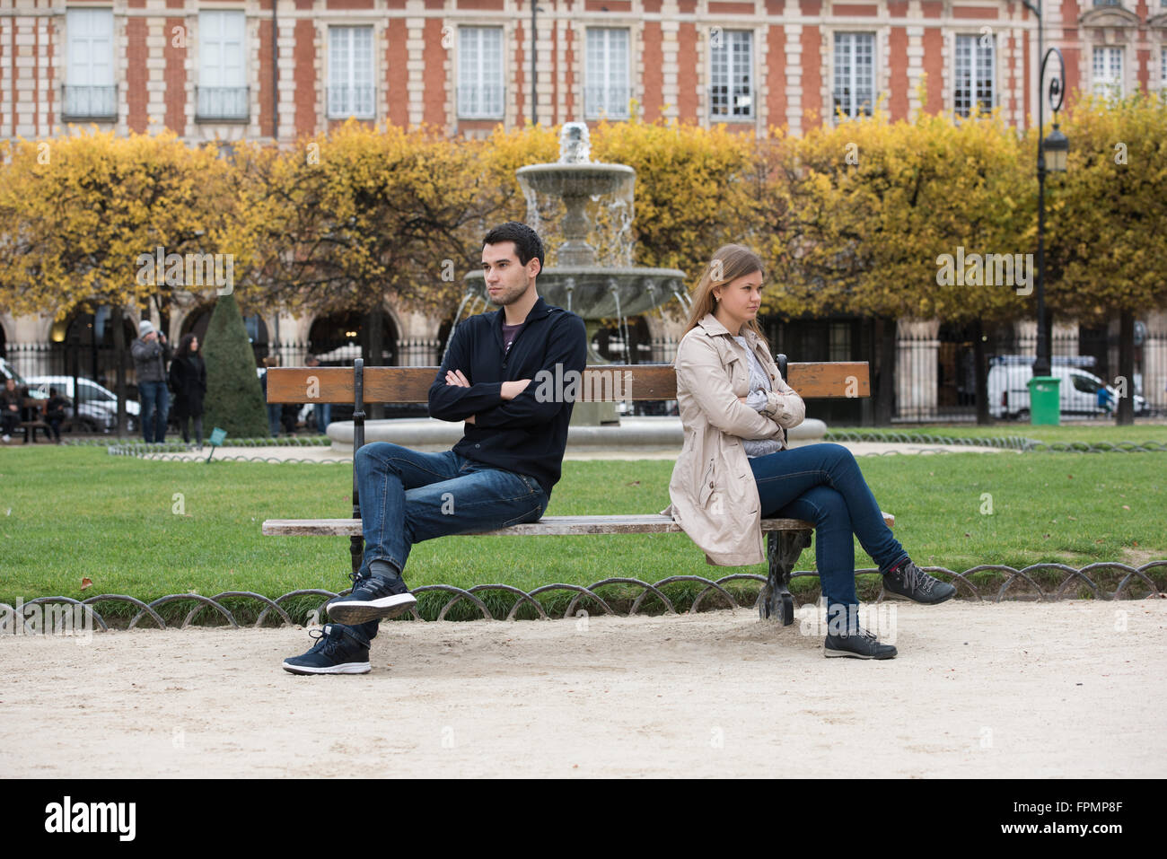 Coppia giovane avente amore lotta sul banco in park a Parigi, Francia Foto Stock