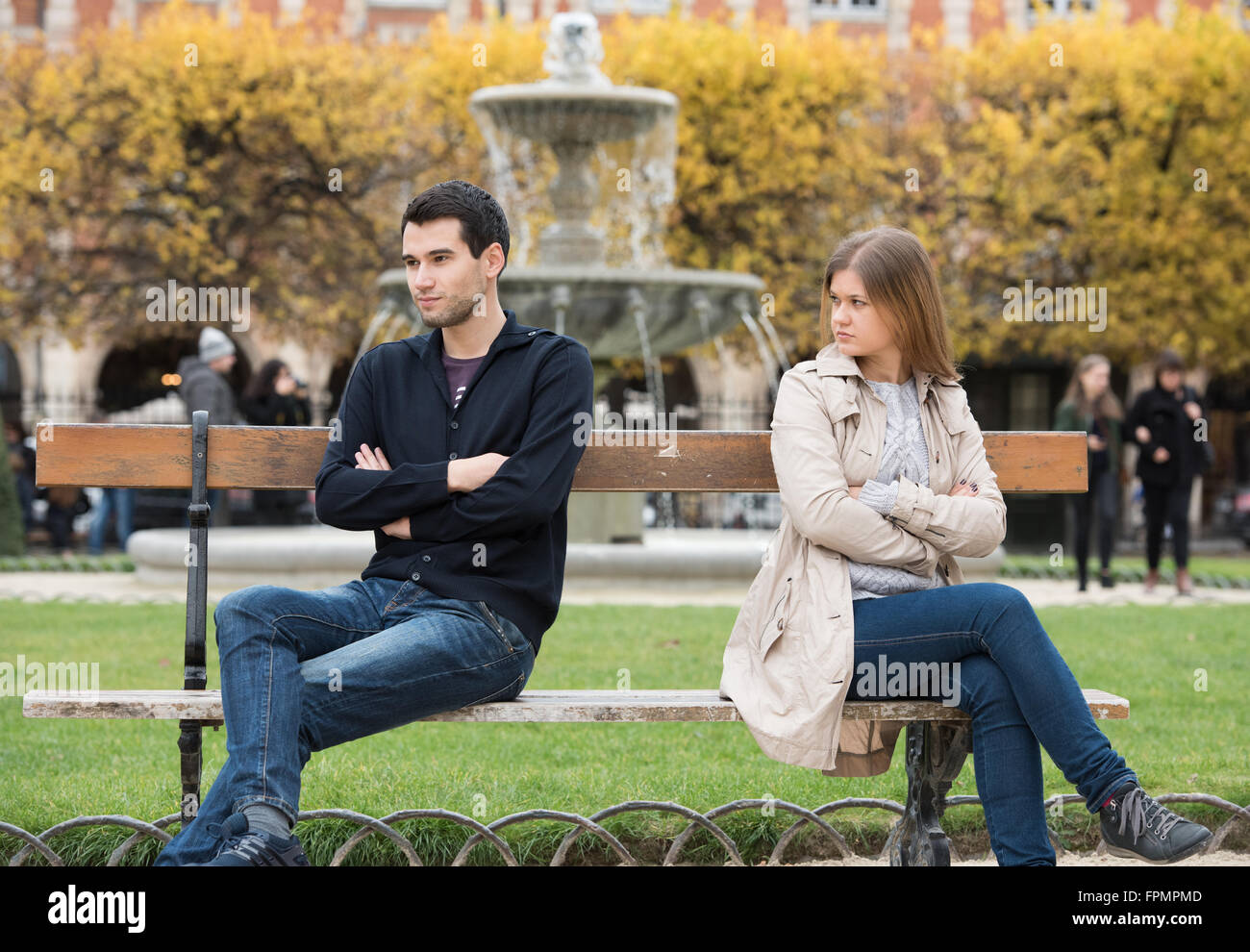 Coppia giovane avente amore lotta sul banco in park a Parigi, Francia Foto Stock