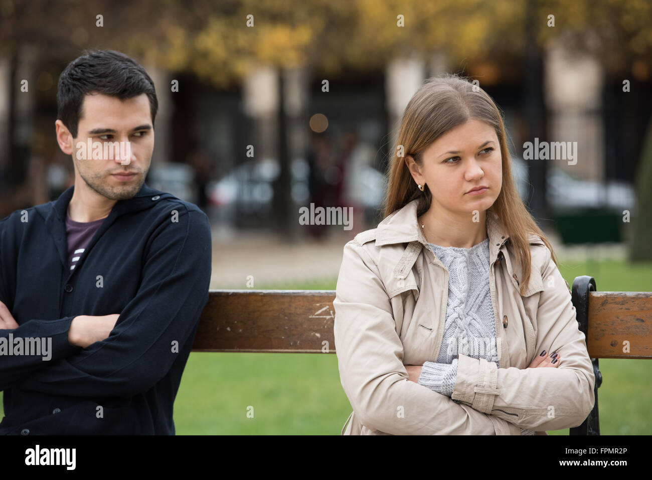 Coppia giovane avente amore lotta sul banco in park a Parigi, Francia Foto Stock