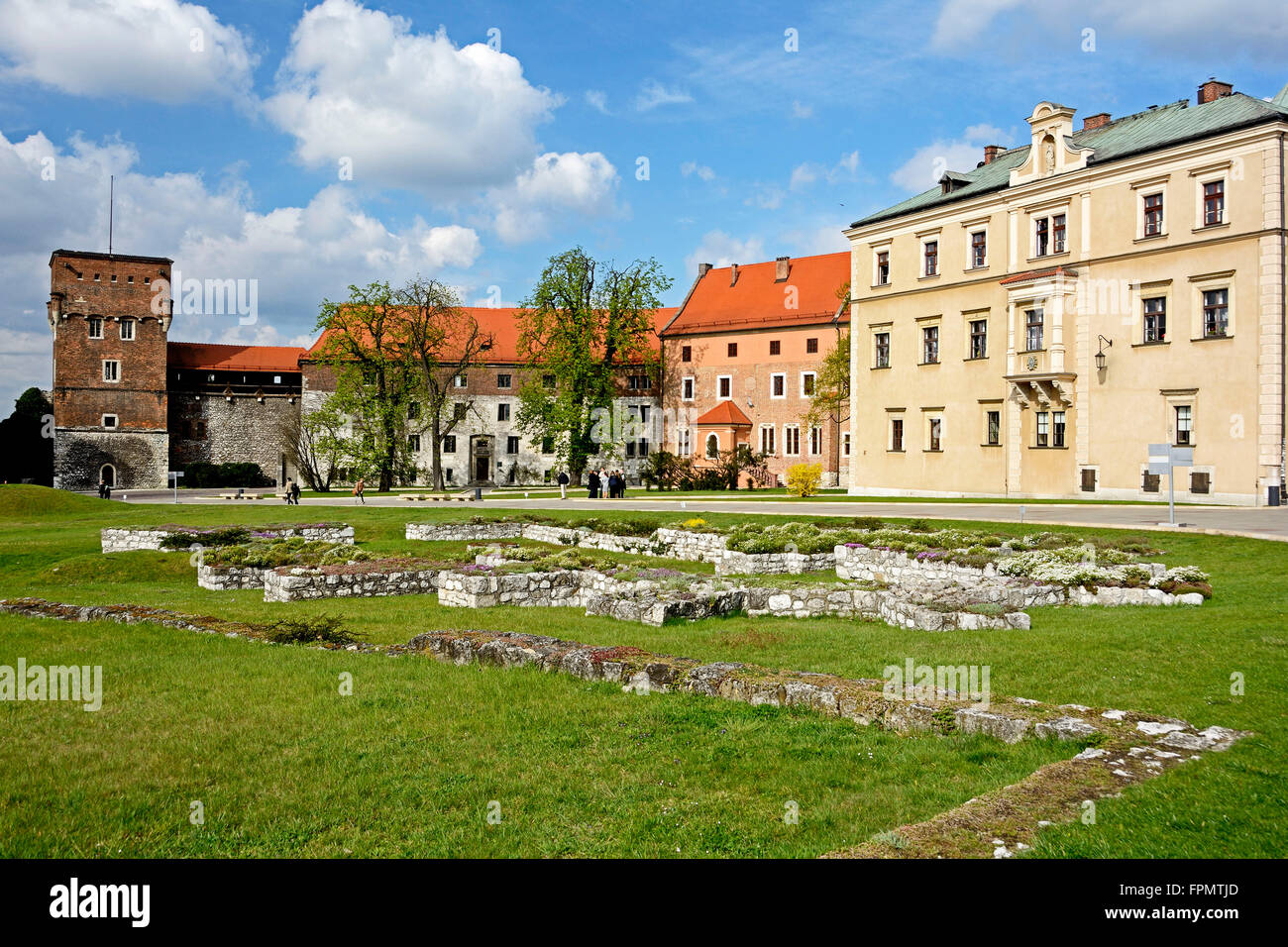 La Polonia, il cortile interno del castello con la torre del castello di Cracovia Foto Stock