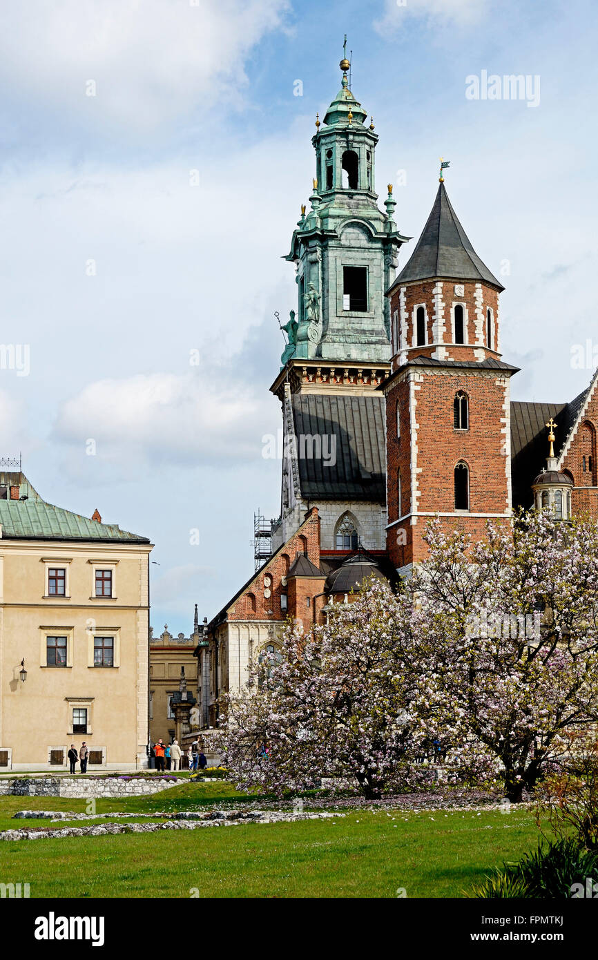 La Polonia, il cortile interno del castello con la cattedrale di Cracovia Foto Stock